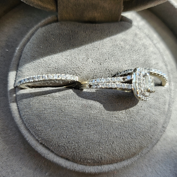 Vera Wang 1.45 total carat Engagement ring and two wedding bands .23 carats/each - Picture 4 of 10